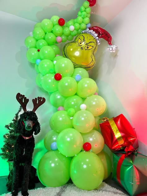 Make this Grinch Balloon Tree! Grinch Balloon Tree, Balloon Tree Diy, Balloon Christmas Tree, Grinchmas Party, Xmas Party Ideas, Grinch Decor, Christmas Sleepover, Balloon Christmas, Grinch Trees