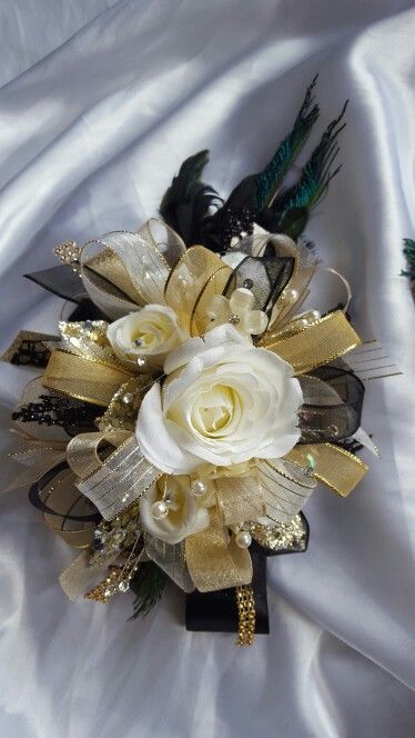 Corsage Prom White And Gold, Black And Gold Corsage And Boutonniere, Black And Gold Corsage, Gold Corsage Prom, Black And Gold Prom, Gold Corsage, Prom Flowers Corsage, Dance Flowers, Homecoming Corsage