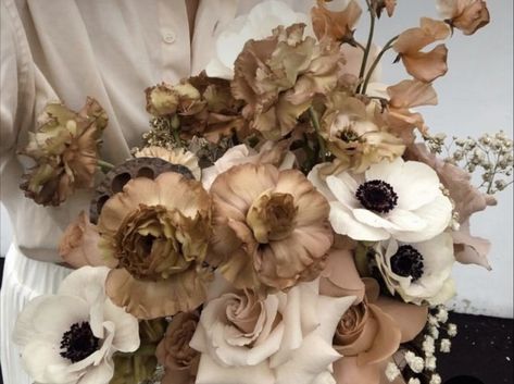 White Brown Bouquet, Beige Wedding Florals, Neutral Wedding Centerpieces Floral Arrangements, Brown Roses Bouquet, Brown Wedding Florals, Toffee Roses Wedding, Brown Floral Arrangements, Brown Bridal Bouquet, Brown Flower Bouquet