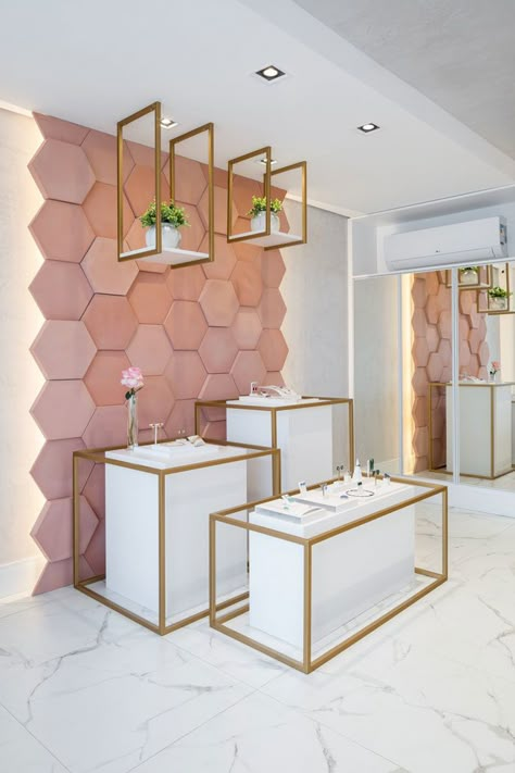 Showroom de acessórios ganha revestimento rosa na decoração - Decortiles Interior Design Philippines, Interior Design India, Salon Interior Design Ideas, Nail Salon Interior Design, Beauty Salon Interior Design, Nail Salon Interior, Hair Salon Interior, Interior Design Pictures, Jewelry Store Design