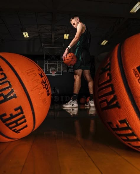 Boys Basketball Photoshoot, Brad Deel Sports, Outdoor Basketball Photoshoot, Basketball Pictures Poses For Boys, Sports Poses Photography, Basketball Team Photoshoot, Basketball Graduation Pictures, Team Basketball Pictures, Basketball Senior Pictures Boys