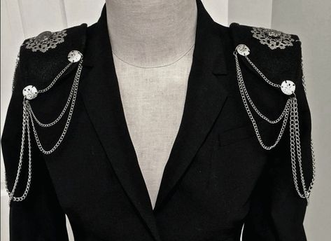 Suit With Jewelry, Coat Accessories, Suit Jewelry, Suit With Chain, Embellished Blazer Diy, Blazer With Chains, Badass Outfit, Elegant Jacket, Estilo Punk