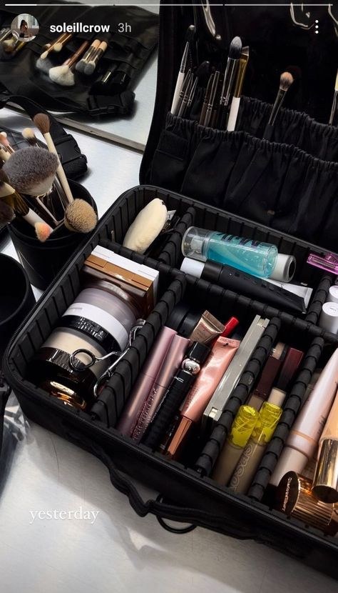 Makeup Brand Owner Aesthetic, Professional Makeup Artist Aesthetic, Makeup Artist Set Up, Makeup Artist Instagram Feed, Makeup Tools Aesthetic, Makeup Kit Aesthetic, Makeup Brushes Aesthetic, Mua Aesthetic, Makeup Artist Aesthetic