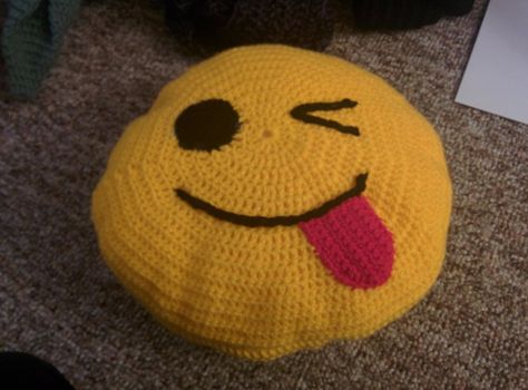 Emoji Pillows Diy, Crochet Emoji, Emoji Pillows, Pillow Crochet, Crochet Kids, Crochet Pillows, Hand Crochet Baby Blanket, Manta Crochet, Crochet Cushions