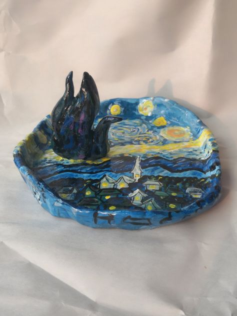 ⭐Hand-painted Van Gogh's starry night tray is perfect for storing small pieces of jewelry, keys etc. 📌DETAILS *Measurements: diameter: about 15cm (5.9 inches) height: about 10cm(3.9 inches) *Materials: air dry clay, acrylic paints, satin varnish 📌NOTES Care instructions: - Do not microwave or soaking in water - Not suitable to be eaten out of or used as an ash tray - Please be gentle paint may chip if too heavy handed! Please note that all dishes are individually handmade and so may differ sli Van Gogh Ceramics, Painted Hands Aesthetic, Cool Ash Trays, Air Dry Clay Jewelry Tray, Clay Tray Aesthetic, Ash Trays Aesthetic, Starry Night Clay, Air Dry Clay Ash Tray, Jewelry Tray Aesthetic