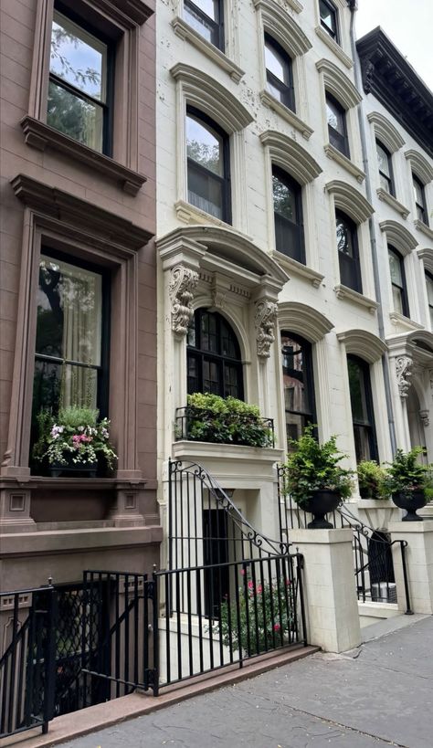 Brownstone Homes Interior, European Townhouse, Upper East Side House, Bloxburg Nyc, Brownstone Townhouse, Brownstone House, Brownstone Homes, New York Brownstone, Exterior Balcony