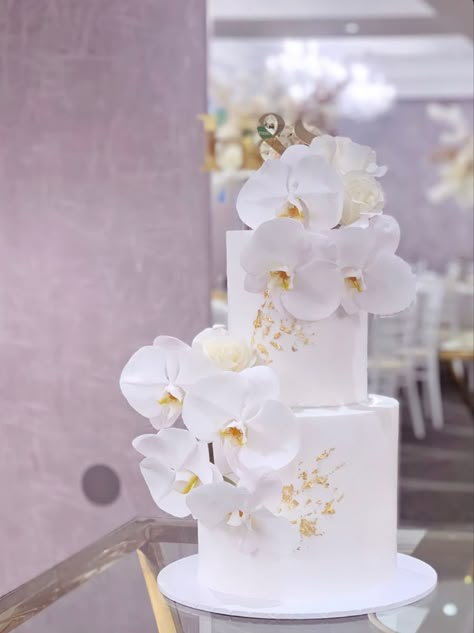 Gorgeous Wedding Cake Classy, Wedding Cake Orchids White, Modern Wedding Cake 2023, Simple Wedding Cake 2 Tier Flowers, Wedding Cakes With Orchids, Orchid Decoration Wedding, 1 Tier Wedding Cake Designs, Cake With Orchids, Iconic Cakes