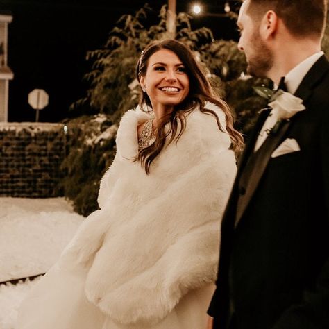 Winter Bride Bouquet, Fluffy Shawl, Bohemian Veils, Unique Veil, Soft Tulle Veil, Winter Bridesmaids, Wedding Shawls, Floral Veil, Bridal Fur