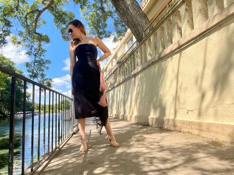 a woman in a strapless black dress with a shawl with fringe and a purse with fringe on stone steps Simple Strapless Dress, Dress With A Shawl, Purse With Fringe, Strapless Black Dress, Stone Steps, Vintage Shawls, Black Strapless Dress, The Fringe, Summer Events