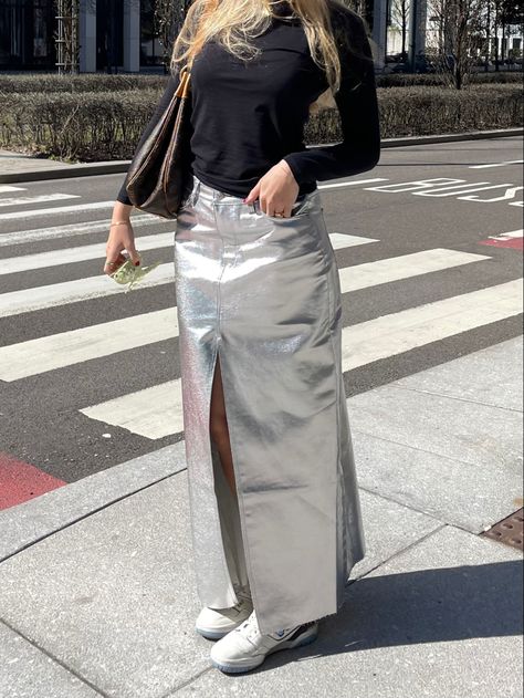 Silver Long Skirt Outfit, Metallic Silver Skirt Outfits, Silver Metallic Skirt Outfit, Silver Skirt Outfits, Metallic Skirt Outfit, Jeans Into Skirt, Silver Outfits, Fashion Gone Rouge, Casual Party Outfit