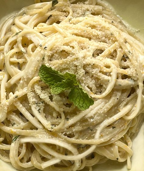 It’s a fast, tasty keep-in-your-back-pocket kind of dish; easy enough for every day, fancy enough ... Cream Sauce Recipe, Creamy Pasta Sauce, Cream Pasta, Cream Sauce Recipes, Tasty Recipe, Parmigiano Reggiano, Creamy Pasta, Rachael Ray, 30 Minute Meals