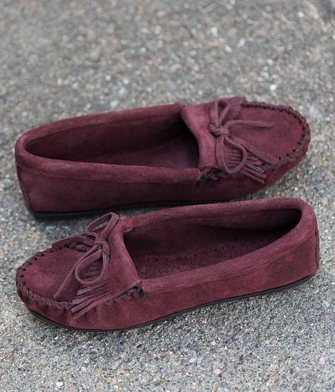 Show FRONT image Moccasins Outfit, Mocassin Shoes, Moccasins Women, Minnetonka Moccasins, Estilo Hippy, Winter Bags, Estilo Hippie, Shoes Collection, Shoes Loafers