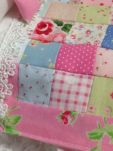 Dollhouse Quilt, Miniature Cottage, Doll Quilts, Mini Quilt Patterns, Cottage Quilt, Doll Furniture Diy, Sewing Things, Doll House Crafts, Miniature Quilts