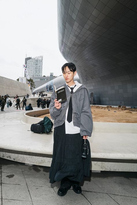 The Best Street Style Photos From the Fall 2024 Shows in Seoul | Vogue Seoul Outfits, Street Style Japan, Japan Street Style, Korea Outfits, Seoul Street Style, Tokyo Outfits, Korea Street Style, Seoul Street, Xo Kitty