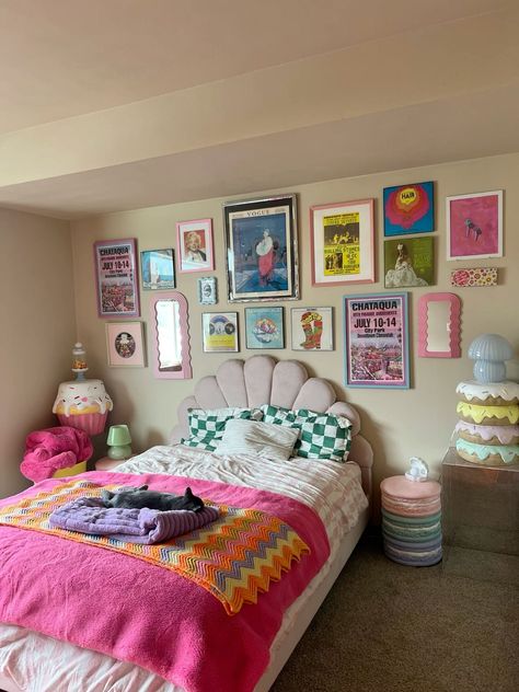 Bedroom Inspirations Funky, Funky Maximalist Bedroom, Girly Aesthetic Room Decor, Maxamalist Bedroom, Funky Room Decor Bedroom, Maximalist Girls Bedroom, Bedroom Ideas Funky, Colourful Bedroom Aesthetic, Pastel Bedroom Ideas Adult