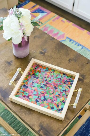 18 Epoxy Resin Projects Anyone Can Do- Epoxy is a great material to use in all of your diy creations.#epoxy #diy #crafts #diyepoxy #design #projects #ideas #epoxy #resinart #resin #wood #siliconemolds Diy Resin Tray, Diy Confetti, Diy Tray, Diy Resin Projects, Tray Diy, Diy Chalkboard, Work Diy, Diy Epoxy, Epoxy Resin Crafts