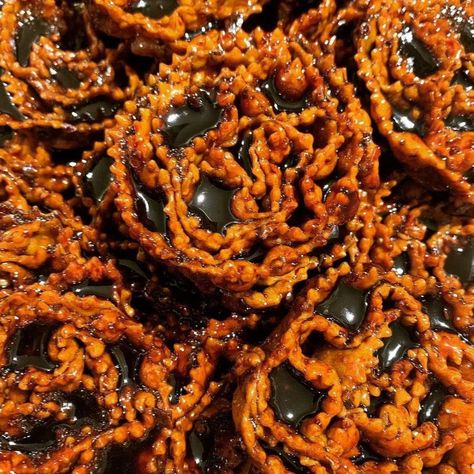 CARTELLATE AL VINCOTTO (APULIAN FRIED ROSE-SHAPED COOKIES) - Cooking Italians Italian Fried Dough, Italian Fries, Italian Christmas Recipes, Pecan Pie Cookies, Fig Cookies, Italian Christmas Cookies, Italian Cookie Recipes, Fried Dough, Sweet Wine