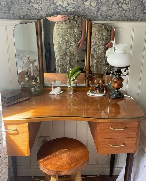 Two Mirrors In Bedroom, Small Vintage Apartment Decor, Vintage Home Furniture, Vintage Vanity Ideas Bedroom, Vintage Makeup Desk, Eclectic Vanity, Mcm Vanity, 1970s Vanity, 70s Vanity