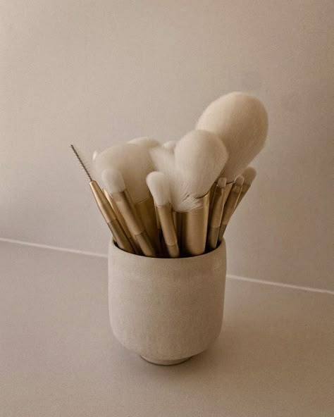 Brush Storage, Make Up Brush Storage, Make Up Cosmetics Aesthetic, Make Brushes, Makeup Brushes Storage, Brush Make Up, Brush Holders, Makeup Aesthetic Minimalist, Brushes Aesthetic