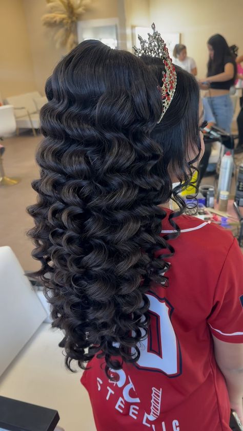 Kira Arvizu | Quinceanera half up half down 💗 | Instagram Cute Quinceanera Hairstyles, Red Quinceanera Hair, Sweet 16 Hairstyles For Long Hair, Quincenera Hair Styles, Quinceanera Hairstyles Down, Quinceanera Hairstyles Curly Hair, Quince Hairstyles Half Up Half Down, Quinseñeras Hair Styles, Cute Quince Hairstyles