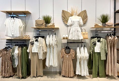 Boutique Wall Display Ideas, Visual Merchandising Ideas Creative, Fashion Store Display, Charity Shop Display Ideas, Clothing Boutique Decor, Clothing Boutique Interior, Boutique Store Displays, Visual Merchandising Fashion, Clothing Store Displays