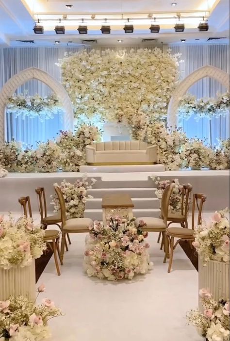 Pelamin Nikah Mewah, Classic Malay Wedding Theme, Malay Wedding Pelamin Simple, Malay Wedding Pelamin, Pelaminan Aesthetic, Wedding Stage Ideas, Dekor Akad, Pelamin Tunang, Melayu Wedding