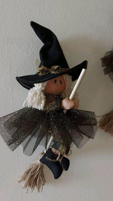 Adams Family Halloween, Halloween Ornaments Diy, Halloween Witch Brooms, Halloween Witch Dolls, Halloween Witch Decorations, Diy Halloween Wreath, Halloween Fairy, Fairy Art Dolls, Adornos Halloween