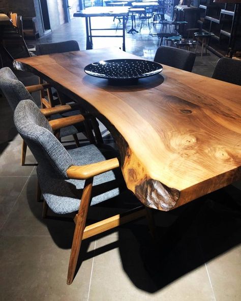 MADEIRA MACIÇA (@ambiente.rustico) posted on Instagram • Feb 24, 2021 at 1:29am UTC Live Edge Kitchen Table, Live Edge Kitchen, Live Edge Conference Table, Dining Table Walnut, Table Live Edge, Dining Table Rustic, Custom Dining Tables, Industrial Dining Table, Walnut Tree