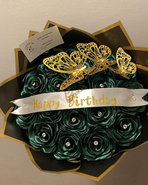 18 count dark green bouquet💚💚 - - #ribbonroses #explorepage #ribbonbouquet #eternalroses #smallbusiness Bouquet Of Flowers Ribbon, Dark Green Bouquet, Ramo Ideas, Ribbon Flowers Bouquet, Green Bouquet, Ribbon Bouquet, Bday Gift, Glitter Roses, Bouquet Ideas