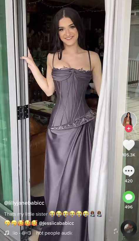 90s Prom Dress Grunge, Inexpensive Prom Dresses, Classy Prom Dresses, Purple Prom Dress, Wedding Dresses With Flowers, Wedding Flower Girl Dresses, Unique Prom Dresses, Iconic Dresses, Prom Dress Inspiration