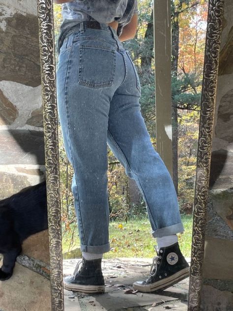 Cuffed Jeans And Converse, Cuffed Jeans Outfit Aesthetic, 90s Fashion Converse, Mom Jeans Outfit Converse, Cuffed Jeans With Converse, Cuffed Mom Jeans Outfit, Baggy Jeans And Converse Outfit, 90s Converse Outfit, Bf Jeans Outfit