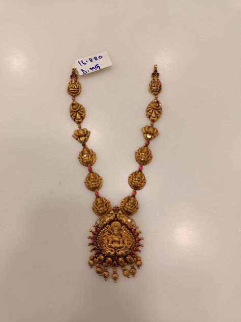 Light Weight Temple Jewellery Indian, Neck Lace Designs Gold Jewelry, Simple Temple Jewellery Necklace, Temple Work, Pearl Earrings Designs, Haram Designs, Short Necklaces, Jewel Design, Wedding Jewelry Sets Bridal Jewellery