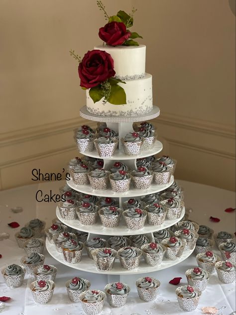 Burgundy And Grey Wedding Cake, Maroon Wedding Cake Design, Maroon Cake Wedding, Maroon And Grey Wedding, Maroon And Silver Wedding, Grey And Burgundy Wedding, Wedding Cake Maroon, Grey And Maroon Wedding, Red And Grey Wedding Theme