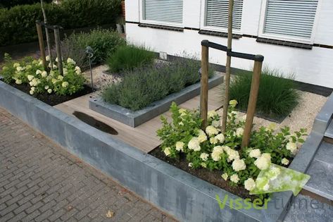 De 15 beste voortuin-ideeën voor een rijtjeshuis | homify Country Garden Design, Pinterest Garden, Modern Garden Design, Rock Garden Landscaping, Front House Landscaping, Front Yard Garden, House Landscape, Front Yard Landscaping Design, Garden Signs