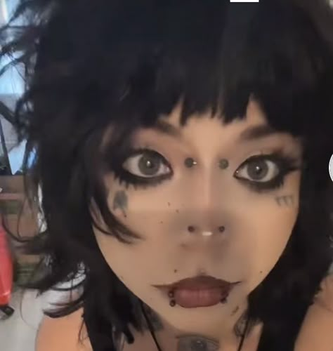 Doe Eyes Without Makeup, Goth Eyeliner For Round Eyes, Goth Makeup Round Face, Emo Makeup Aesthetic, Mallgoth Makeup, Emo Prom Makeup, Scene Makeup Looks, Metal Head Makeup, 2000s Emo Makeup