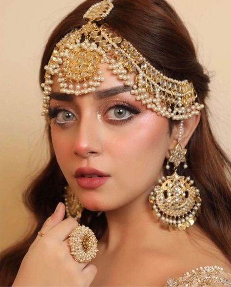 Matha Patti Hairstyles, Mehendi Dresses, Jewelry For Hair, Tika Jewelry, Mehndi Hairstyles, Alizeh Shah, Bridal Hairstyle Indian Wedding, Wedding Jewelry Sets Bridal Jewellery, Red Bridal Dress