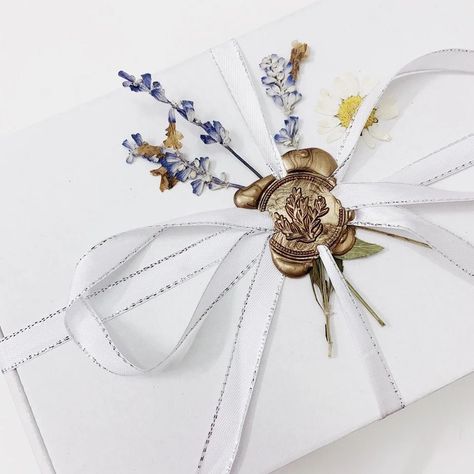 Wax Seal Stamp With Dried Flowers, Wax Sealed Envelope With Flowers, Wax Seal Ideas Gift Wrapping, Wax Seal Dried Flowers, Wax Seal Packaging Wrapping Ideas, Wax Stamp Ideas Gift Wrapping, Gift Wrap With Wax Seal, Wax Seals With Dried Flowers, Dried Flower Wax Seal