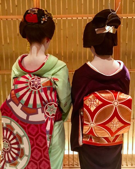 Masano (left) and Tomitae. Here, two more differences between geiko and maiko are shown: The former’s under collar is solid white, and her obi is folded into a square-like shape, rather than hanging down her back. Kabuki Costume, Embroidery Kimono, Memoirs Of A Geisha, Geisha Art, Mermaid Painting, Kimono Pattern, Japanese Geisha, Japan Culture, Japan Aesthetic