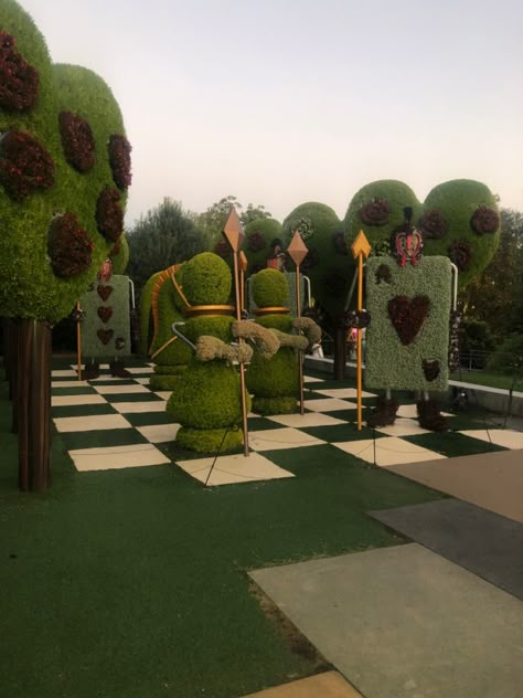 Alice In Wonderland Installation, Alice In Wonderland Garden, Wonderland Aesthetic, Alice In Wonderland Aesthetic, Topiary Garden, Alice In Wonderland Theme, Alice In Wonderland Tea Party, Alice In Wonderland Party, Wonderland Party