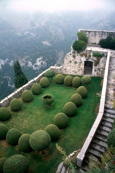 Garden Mazes, Rooftop Home, Home Gardens, Formal Garden, Chateau France, Have Inspiration, The Secret Garden, Rooftop Garden, Garden Landscape