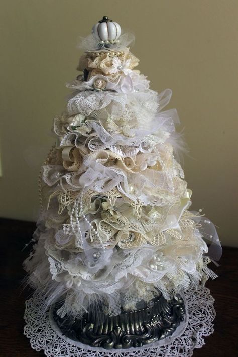 Baños Shabby Chic, Lace Christmas Tree, Shabby Chic Christmas Tree, Chic Christmas Decor, Styl Shabby Chic, Bridal Trim, Shabby Chic Dining, Lace Trees, Shabby Christmas