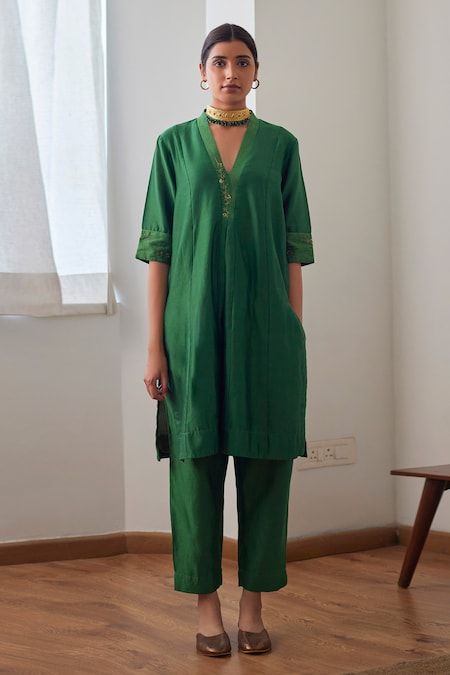 Kaftan Pattern, Velvet Kurta, Dhoti Pants, Trendy Sarees, Straight Kurta, Party Wear Indian Dresses, Kurta With Pants, Traditional Sarees, Pants Pattern