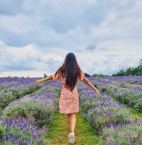 Lavender Farm Photoshoot, Farm Poses, Trip Poses, Uk Photoshoot, Farm Pictures, Travel Infographic, Pic Poses, Farm Photo, Poses Instagram