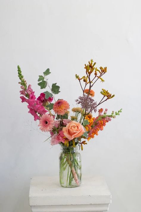 Simple Colorful Centerpieces, Flower Vase Home Decor, Small Fake Flower Arrangements, Petite Flower Arrangements, Colorful Chuppah Flowers, Wild Flower Arrangements Centerpieces, Small Flowers Arrangements, Garden Flower Arrangements, Whimsical Floral Arrangements