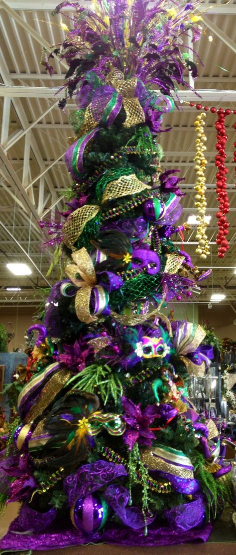 Mardi Gras Mask Tree Purple Christmas Trees, Purple Christmas Tree Decorations, Themed Trees, Mardi Gras Crafts, Purple Christmas Tree, Carnival Art, Mardi Gras Wreath, Mardi Gras Carnival, Mardi Gras Decorations