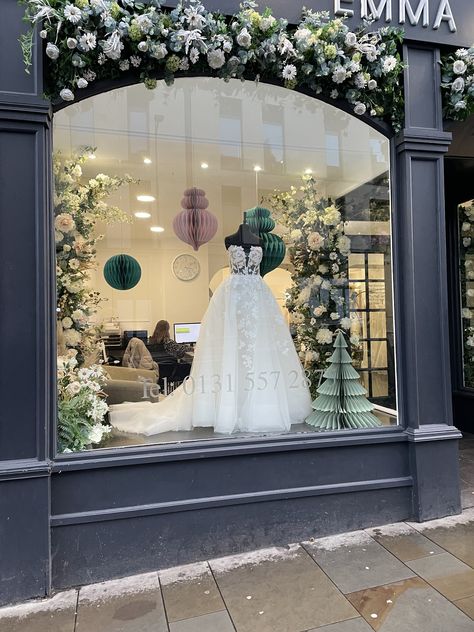 Bridal Atelier Interior, Bridal Store Window Displays, Wedding Dress Window Display, Bridal Shop Christmas Window Display, Wedding Dress Shop Interior, Bridal Shop Aesthetic, Dress Store Interior, Visual Merchandising Ideas Clothing Store Displays, Bridal Window Display