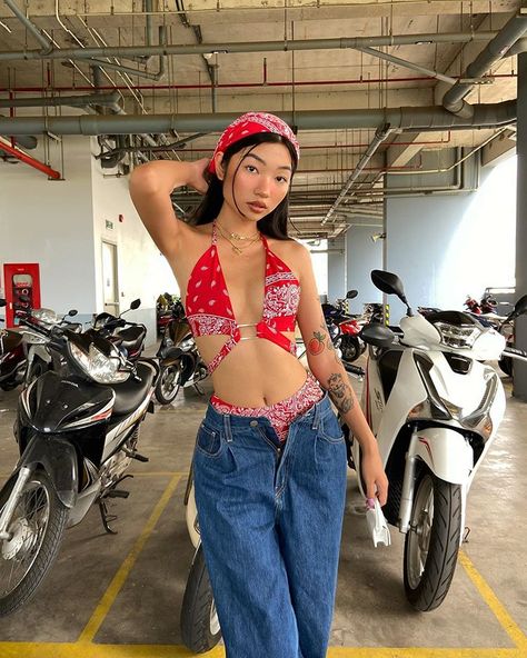 OANH on Instagram: “Is this how you tie a bandana? @fashionnova fashionnovapartner” Tie A Bandana, Red Top Outfit, How To Tie Bandana, Bandana Outfit, Affordable Swimsuits, Cut Out Jeans, 2000s Outfit, 2000s Fashion Trends, Early 2000s Fashion