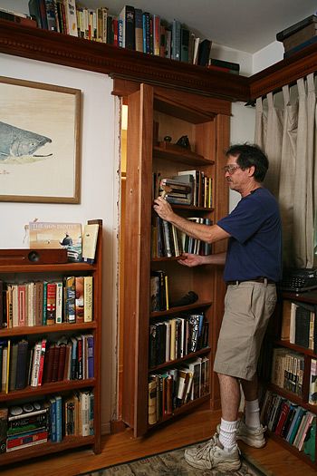 Well-built swing out bookcase door, looks like it could have been built in that house decades ago. Hidden Bookshelf Door, Skjulte Rum, Hidden Door Bookcase, Hidden Closet, Decorative Bookshelves, Bookshelf Door, Unique Bookshelves, Door Plan, Secret Passageways