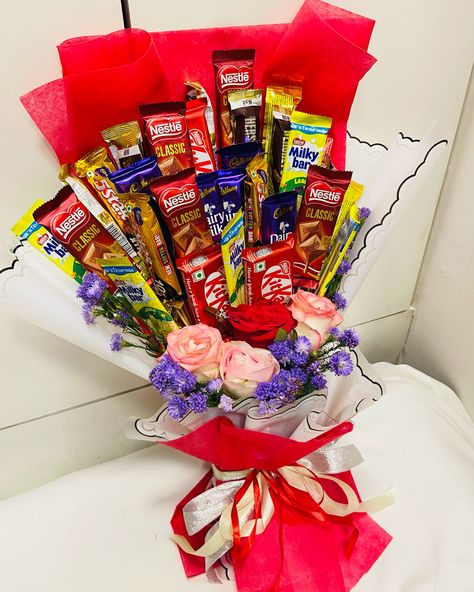 A bouquet of blooms and bliss, all wrapped in chocolate bliss.The sweetest way to say you care.🌷🎀🤗 #chocolatehamper #flowerbouquet #chocolateflowerbouquet #bouquet #bouquetgift #giftingideas #bouquetofflowers #bouquetwithlove #chocolatebouquet Bouquet Of Food, Chocolate Bouquet Aesthetic, Chocolate And Flower Bouquet, Chocolate Bouquet Ideas Creative, Chocolate With Flowers, Chocolate Wrapping Ideas, Bouquet Of Chocolates, Bouquet Diy Gift, Chocolate Flowers Bouquet