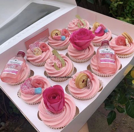 Gin Cupcakes, 21 Birthday Cake Ideas For Her, 21st Birthday Cupcakes, 21st Bday Cake, Special Birthday Cakes, Vegas Birthday, 21st Bday Ideas, Food Business Ideas, 21st Birthday Cakes